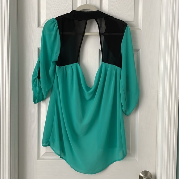 Pre-loved open back button shirt. Like new, Size M - Picture 3 of 3